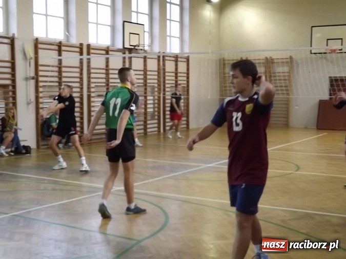 Zdjęcie w galerii na portalu naszraciborz.pl: Mistrzostwa Raciborza w dw&oacute;jkach siatkarskich wiadomości z regionu