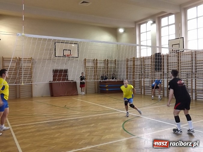 Zdjęcie w galerii na portalu naszraciborz.pl: Mistrzostwa Raciborza w dw&oacute;jkach siatkarskich wiadomości z regionu
