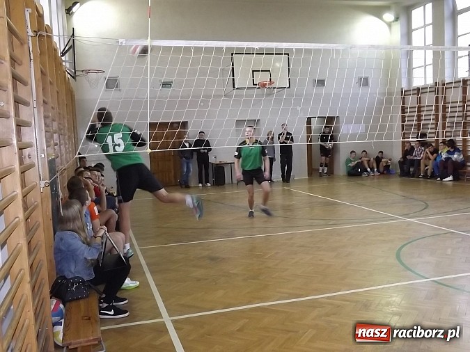 Zdjęcie w galerii na portalu naszraciborz.pl: Mistrzostwa Raciborza w dw&oacute;jkach siatkarskich wiadomości z regionu
