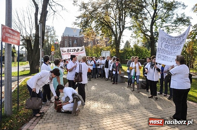 Zdjęcie w galerii na portalu naszraciborz.pl: Pikieta pielęgniarek z raciborskiego szpitala pod starostwem. Chcą dawno niewidzianych podwyżek! Starosta zobaczył czerwoną kartkę! wiadomości z regionu