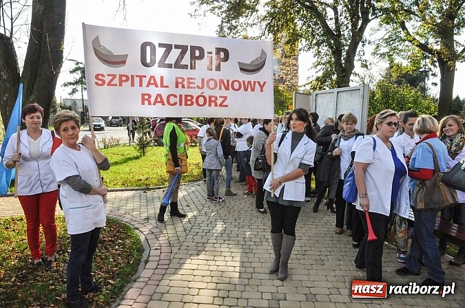 Zdjęcie w galerii na portalu naszraciborz.pl: Pikieta pielęgniarek z raciborskiego szpitala pod starostwem. Chcą dawno niewidzianych podwyżek! Starosta zobaczył czerwoną kartkę! wiadomości z regionu
