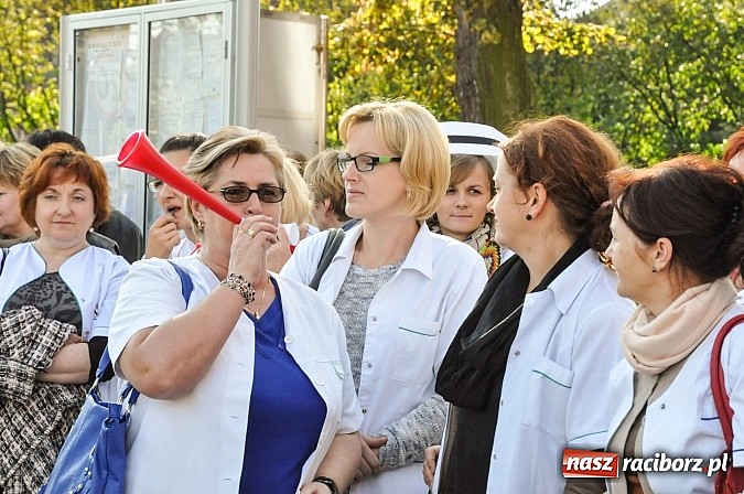 Zdjęcie w galerii na portalu naszraciborz.pl: Pikieta pielęgniarek z raciborskiego szpitala pod starostwem. Chcą dawno niewidzianych podwyżek! Starosta zobaczył czerwoną kartkę! wiadomości z regionu