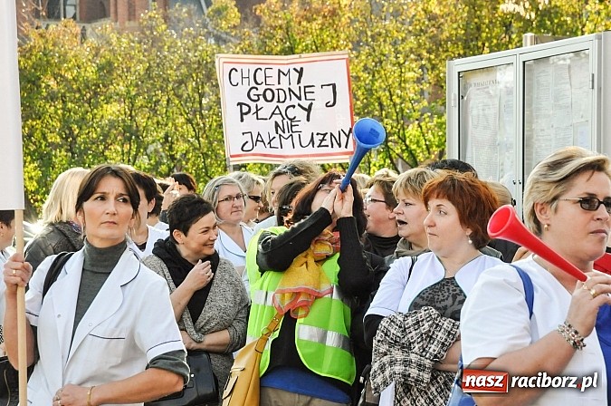 Zdjęcie w galerii na portalu naszraciborz.pl: Pikieta pielęgniarek z raciborskiego szpitala pod starostwem. Chcą dawno niewidzianych podwyżek! Starosta zobaczył czerwoną kartkę! wiadomości z regionu