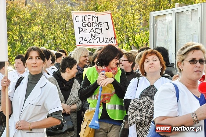 Zdjęcie w galerii na portalu naszraciborz.pl: Pikieta pielęgniarek z raciborskiego szpitala pod starostwem. Chcą dawno niewidzianych podwyżek! Starosta zobaczył czerwoną kartkę! wiadomości z regionu