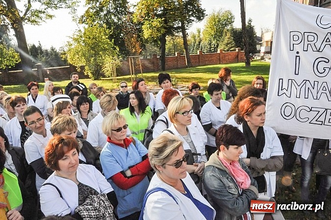 Zdjęcie w galerii na portalu naszraciborz.pl: Pikieta pielęgniarek z raciborskiego szpitala pod starostwem. Chcą dawno niewidzianych podwyżek! Starosta zobaczył czerwoną kartkę! wiadomości z regionu