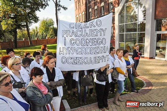 Zdjęcie w galerii na portalu naszraciborz.pl: Pikieta pielęgniarek z raciborskiego szpitala pod starostwem. Chcą dawno niewidzianych podwyżek! Starosta zobaczył czerwoną kartkę! wiadomości z regionu