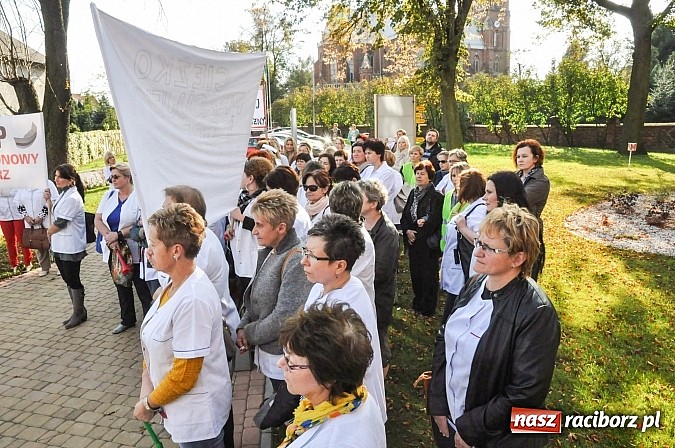 Zdjęcie w galerii na portalu naszraciborz.pl: Pikieta pielęgniarek z raciborskiego szpitala pod starostwem. Chcą dawno niewidzianych podwyżek! Starosta zobaczył czerwoną kartkę! wiadomości z regionu