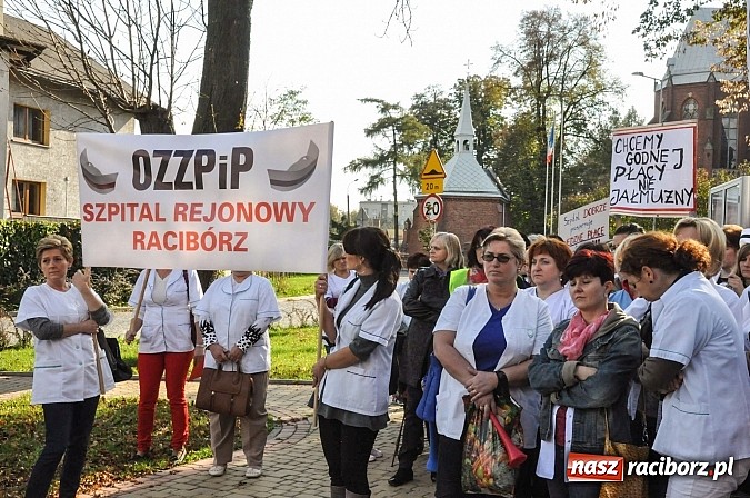 Zdjęcie w galerii na portalu naszraciborz.pl: Pikieta pielęgniarek z raciborskiego szpitala pod starostwem. Chcą dawno niewidzianych podwyżek! Starosta zobaczył czerwoną kartkę! wiadomości z regionu