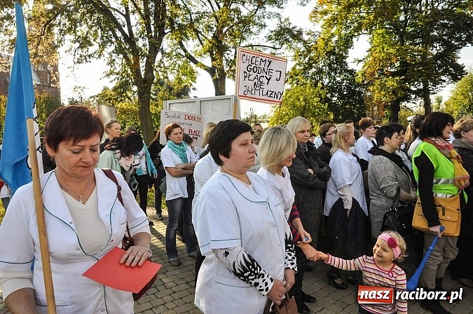 Zdjęcie w galerii na portalu naszraciborz.pl: Pikieta pielęgniarek z raciborskiego szpitala pod starostwem. Chcą dawno niewidzianych podwyżek! Starosta zobaczył czerwoną kartkę! wiadomości z regionu