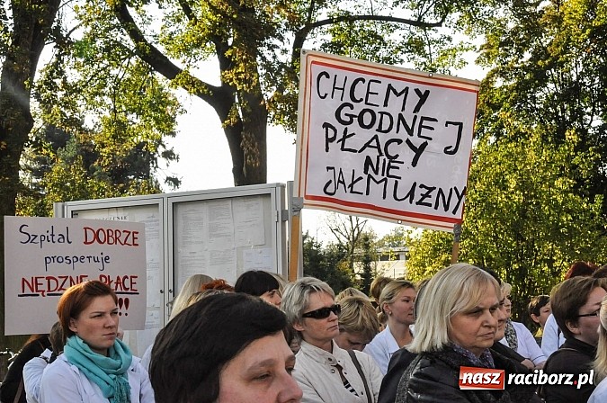 Zdjęcie w galerii na portalu naszraciborz.pl: Pikieta pielęgniarek z raciborskiego szpitala pod starostwem. Chcą dawno niewidzianych podwyżek! Starosta zobaczył czerwoną kartkę! wiadomości z regionu