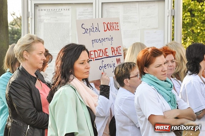 Zdjęcie w galerii na portalu naszraciborz.pl: Pikieta pielęgniarek z raciborskiego szpitala pod starostwem. Chcą dawno niewidzianych podwyżek! Starosta zobaczył czerwoną kartkę! wiadomości z regionu