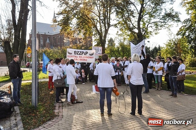 Zdjęcie w galerii na portalu naszraciborz.pl: Pikieta pielęgniarek z raciborskiego szpitala pod starostwem. Chcą dawno niewidzianych podwyżek! Starosta zobaczył czerwoną kartkę! wiadomości z regionu