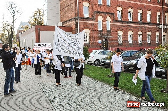Zdjęcie w galerii na portalu naszraciborz.pl: Pikieta pielęgniarek z raciborskiego szpitala pod starostwem. Chcą dawno niewidzianych podwyżek! Starosta zobaczył czerwoną kartkę! wiadomości z regionu