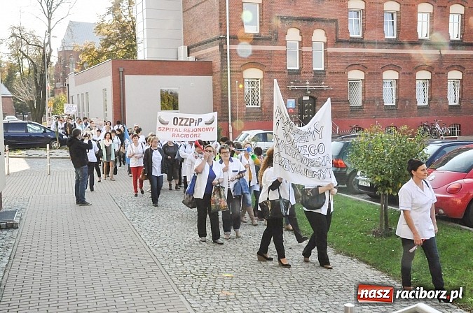 Zdjęcie w galerii na portalu naszraciborz.pl: Pikieta pielęgniarek z raciborskiego szpitala pod starostwem. Chcą dawno niewidzianych podwyżek! Starosta zobaczył czerwoną kartkę! wiadomości z regionu