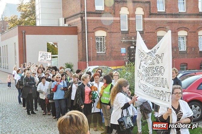 Zdjęcie w galerii na portalu naszraciborz.pl: Pikieta pielęgniarek z raciborskiego szpitala pod starostwem. Chcą dawno niewidzianych podwyżek! Starosta zobaczył czerwoną kartkę! wiadomości z regionu