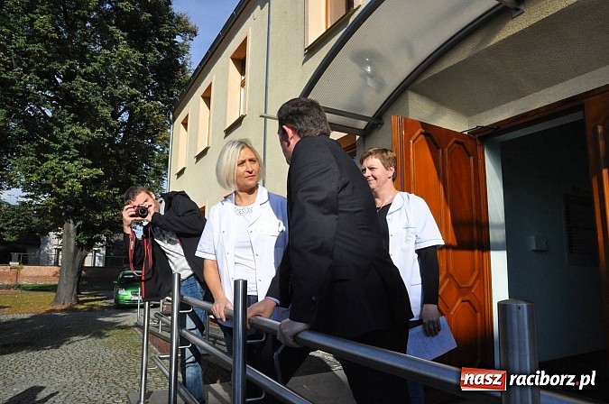 Zdjęcie w galerii na portalu naszraciborz.pl: Pikieta pielęgniarek z raciborskiego szpitala pod starostwem. Chcą dawno niewidzianych podwyżek! Starosta zobaczył czerwoną kartkę! wiadomości z regionu
