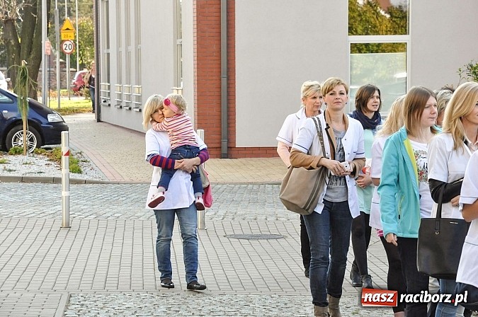 Zdjęcie w galerii na portalu naszraciborz.pl: Pikieta pielęgniarek z raciborskiego szpitala pod starostwem. Chcą dawno niewidzianych podwyżek! Starosta zobaczył czerwoną kartkę! wiadomości z regionu