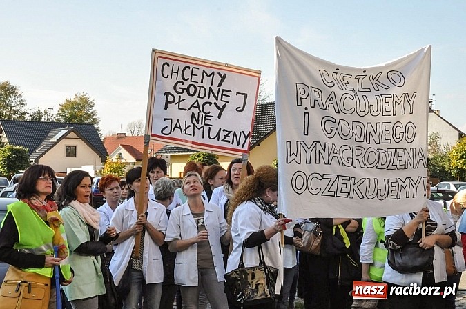 Zdjęcie w galerii na portalu naszraciborz.pl: Pikieta pielęgniarek z raciborskiego szpitala pod starostwem. Chcą dawno niewidzianych podwyżek! Starosta zobaczył czerwoną kartkę! wiadomości z regionu
