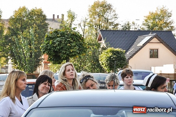 Zdjęcie w galerii na portalu naszraciborz.pl: Pikieta pielęgniarek z raciborskiego szpitala pod starostwem. Chcą dawno niewidzianych podwyżek! Starosta zobaczył czerwoną kartkę! wiadomości z regionu