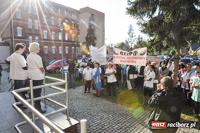 Zdjęcie w galerii na portalu naszraciborz.pl: Pikieta pielęgniarek z raciborskiego szpitala pod starostwem. Chcą dawno niewidzianych podwyżek! Starosta zobaczył czerwoną kartkę! wiadomości z regionu