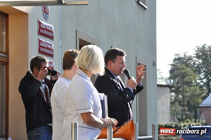 Zdjęcie w galerii na portalu naszraciborz.pl: Pikieta pielęgniarek z raciborskiego szpitala pod starostwem. Chcą dawno niewidzianych podwyżek! Starosta zobaczył czerwoną kartkę! wiadomości z regionu