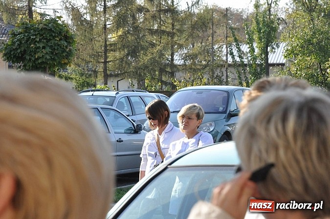 Zdjęcie w galerii na portalu naszraciborz.pl: Pikieta pielęgniarek z raciborskiego szpitala pod starostwem. Chcą dawno niewidzianych podwyżek! Starosta zobaczył czerwoną kartkę! wiadomości z regionu