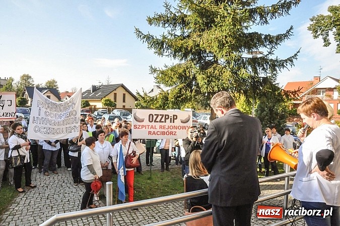Zdjęcie w galerii na portalu naszraciborz.pl: Pikieta pielęgniarek z raciborskiego szpitala pod starostwem. Chcą dawno niewidzianych podwyżek! Starosta zobaczył czerwoną kartkę! wiadomości z regionu