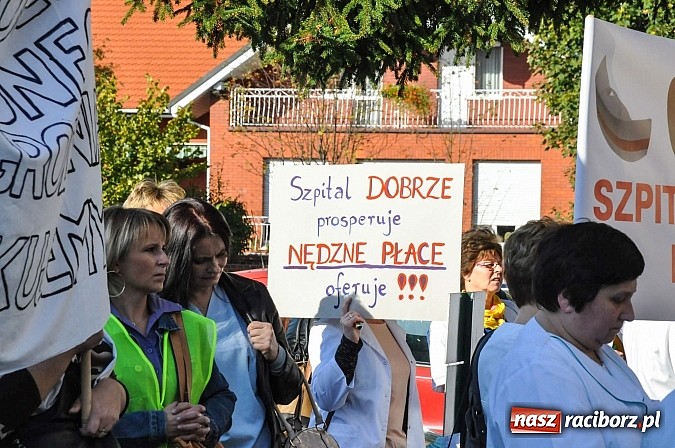 Zdjęcie w galerii na portalu naszraciborz.pl: Pikieta pielęgniarek z raciborskiego szpitala pod starostwem. Chcą dawno niewidzianych podwyżek! Starosta zobaczył czerwoną kartkę! wiadomości z regionu