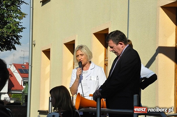 Zdjęcie w galerii na portalu naszraciborz.pl: Pikieta pielęgniarek z raciborskiego szpitala pod starostwem. Chcą dawno niewidzianych podwyżek! Starosta zobaczył czerwoną kartkę! wiadomości z regionu