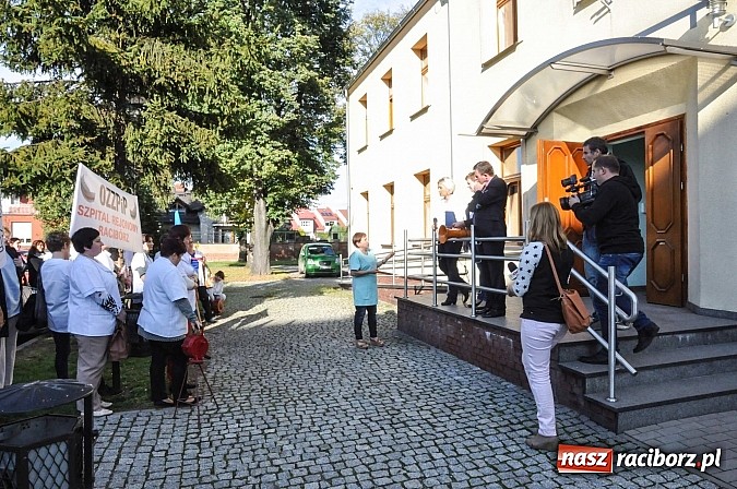 Zdjęcie w galerii na portalu naszraciborz.pl: Pikieta pielęgniarek z raciborskiego szpitala pod starostwem. Chcą dawno niewidzianych podwyżek! Starosta zobaczył czerwoną kartkę! wiadomości z regionu