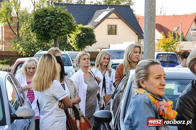 Zdjęcie w galerii na portalu naszraciborz.pl: Pikieta pielęgniarek z raciborskiego szpitala pod starostwem. Chcą dawno niewidzianych podwyżek! Starosta zobaczył czerwoną kartkę! wiadomości z regionu