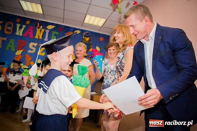 Zdjęcie w galerii na portalu naszraciborz.pl: Pasowanie na starszaka w Przedszkolu nr 11 wiadomości z regionu