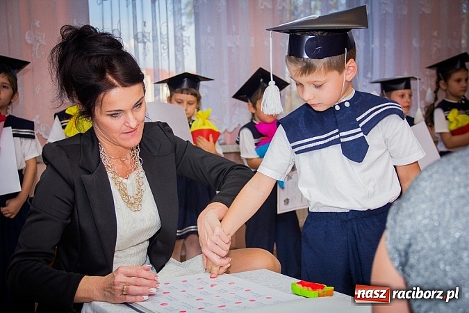 Zdjęcie w galerii na portalu naszraciborz.pl: Pasowanie na starszaka w Przedszkolu nr 11 wiadomości z regionu