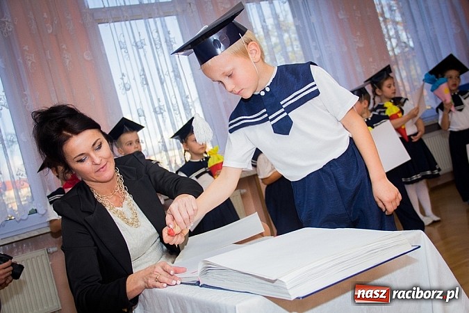 Zdjęcie w galerii na portalu naszraciborz.pl: Pasowanie na starszaka w Przedszkolu nr 11 wiadomości z regionu