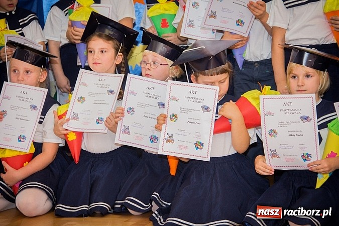 Zdjęcie w galerii na portalu naszraciborz.pl: Pasowanie na starszaka w Przedszkolu nr 11 wiadomości z regionu