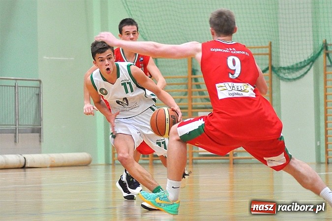 Zdjęcie w galerii na portalu naszraciborz.pl: Raciborscy koszykarze nie dali rady Dąbrowie Górniczej wiadomości z regionu