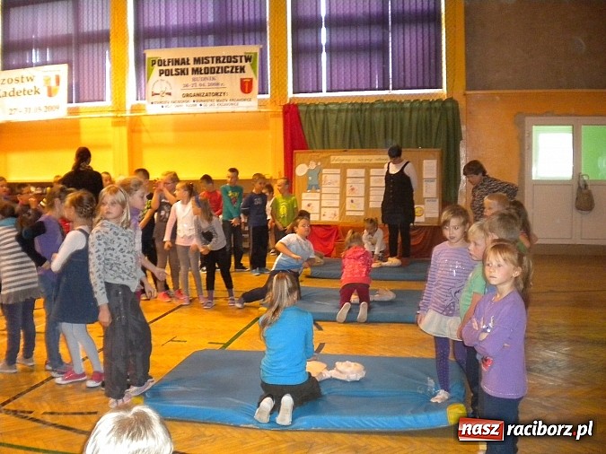 Zdjęcie w galerii na portalu naszraciborz.pl: Uczyli się ratować i bili rekord wiadomości z regionu