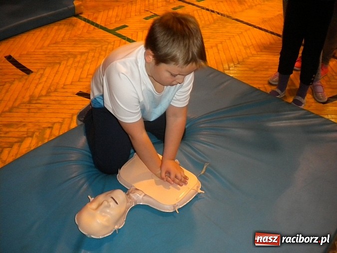 Zdjęcie w galerii na portalu naszraciborz.pl: Uczyli się ratować i bili rekord wiadomości z regionu