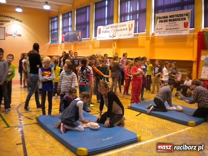 Zdjęcie w galerii na portalu naszraciborz.pl: Uczyli się ratować i bili rekord wiadomości z regionu