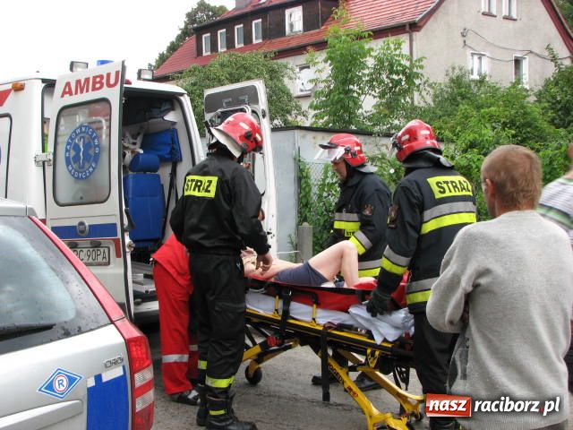 Zdjęcie w galerii na portalu naszraciborz.pl: STRAŻACY uratowali kobietę na Katowickiej wiadomości z regionu