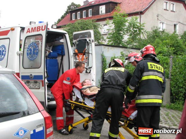 Zdjęcie w galerii na portalu naszraciborz.pl: STRAŻACY uratowali kobietę na Katowickiej wiadomości z regionu