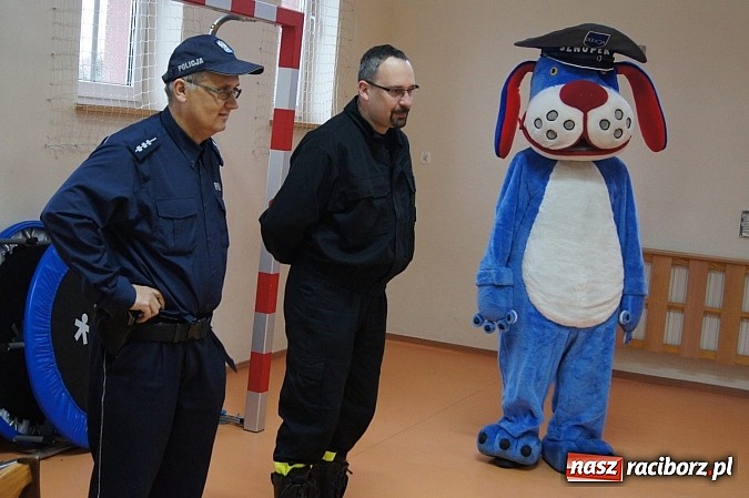 Zdjęcie w galerii na portalu naszraciborz.pl: Kamizelki odblaskowe dla dzieci z Zawady Książęcej wiadomości z regionu