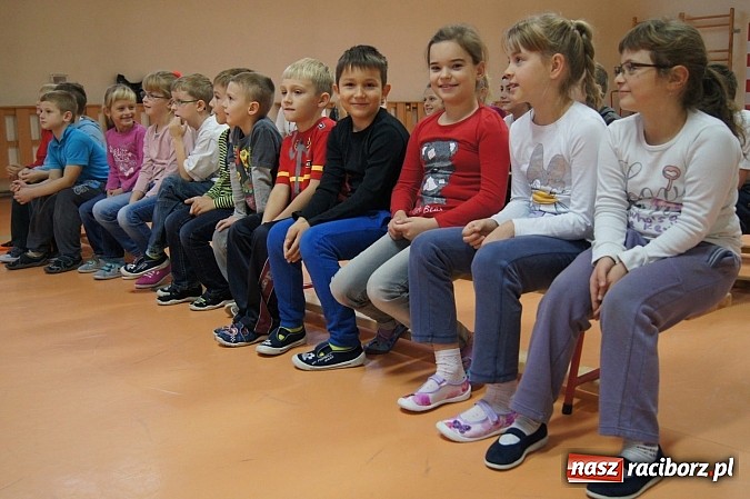 Zdjęcie w galerii na portalu naszraciborz.pl: Kamizelki odblaskowe dla dzieci z Zawady Książęcej wiadomości z regionu