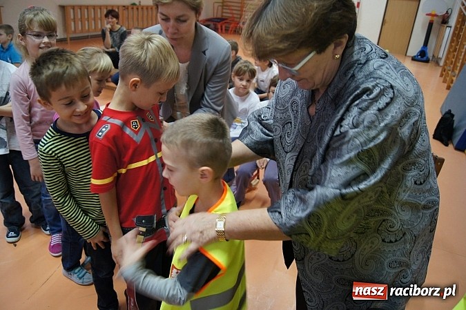 Zdjęcie w galerii na portalu naszraciborz.pl: Kamizelki odblaskowe dla dzieci z Zawady Książęcej wiadomości z regionu