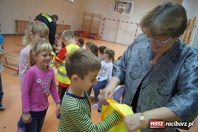 Zdjęcie w galerii na portalu naszraciborz.pl: Kamizelki odblaskowe dla dzieci z Zawady Książęcej wiadomości z regionu