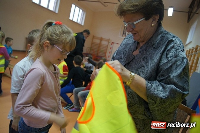 Zdjęcie w galerii na portalu naszraciborz.pl: Kamizelki odblaskowe dla dzieci z Zawady Książęcej wiadomości z regionu