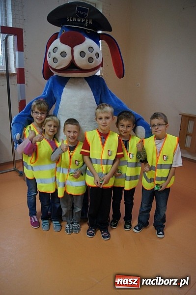 Zdjęcie w galerii na portalu naszraciborz.pl: Kamizelki odblaskowe dla dzieci z Zawady Książęcej wiadomości z regionu