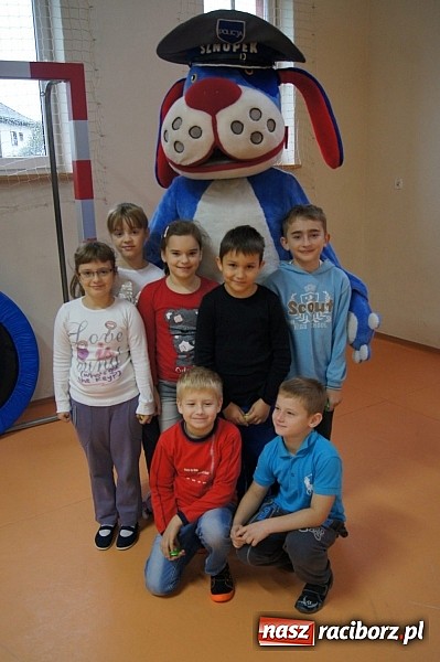 Zdjęcie w galerii na portalu naszraciborz.pl: Kamizelki odblaskowe dla dzieci z Zawady Książęcej wiadomości z regionu