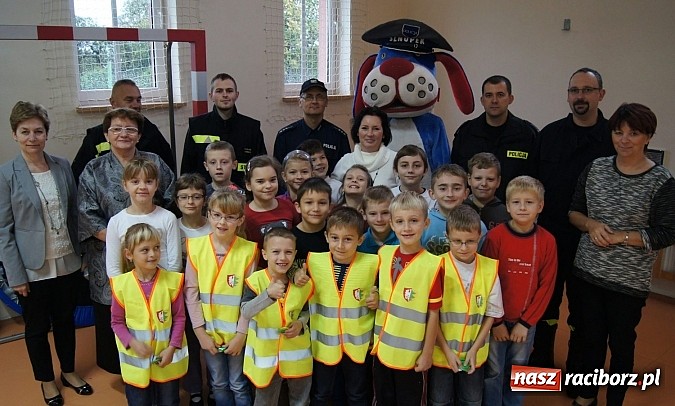 Zdjęcie w galerii na portalu naszraciborz.pl: Kamizelki odblaskowe dla dzieci z Zawady Książęcej wiadomości z regionu