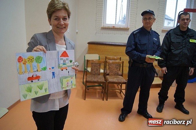 Zdjęcie w galerii na portalu naszraciborz.pl: Kamizelki odblaskowe dla dzieci z Zawady Książęcej wiadomości z regionu